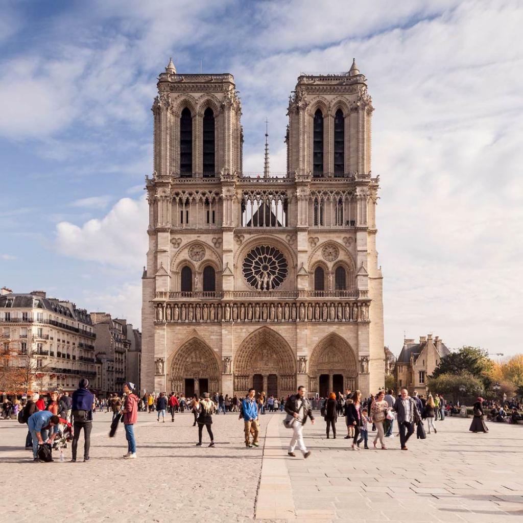 Séjournez dans notre hôtel proche Notre Dame : Histoire et secrets depuis l'Île Saint-Louis